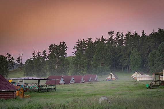 Гоё амралт: Chuluut Am Lodge-ийн байрлах байгалийн тогтоц нь рашааны арвин ундаргатай