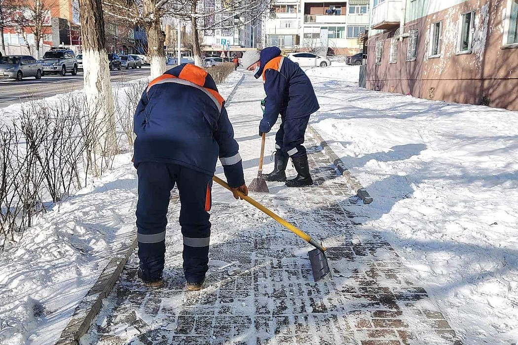 Нийтийн зам талбайн мөс, цасыг цэвэрлэж сурагчдын аюулгүй орчныг хангана